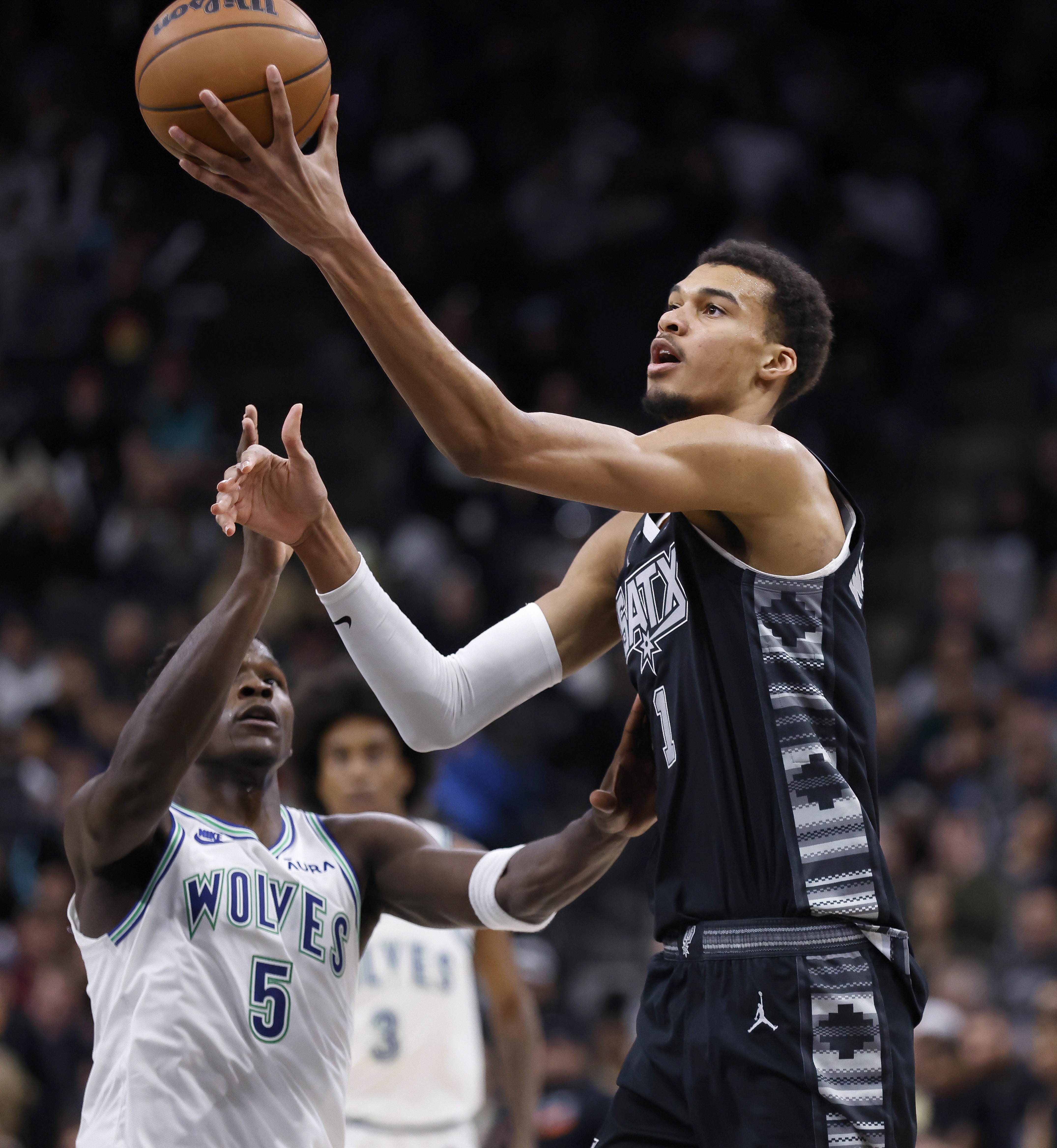 爱德华兹:我是文班亚马的超级粉丝 他是NBA的新门面